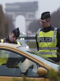 Policisté v pondělí v Paříži pokutovali asi 4500 řidičů, kteří do ulic vyrazili se sudou registrační značkou auta