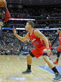 Denverský J.J. Hickson (vlevo) se snaží přejít přes Blakea Griffina v Pepsi Center