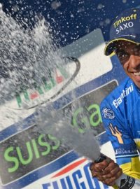 Španěl Alberto Contador slaví triumf na cyklistickém Tirrenu-Adriaticu