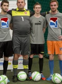 Miroslav Pelta s poctivými fotbalisty. Zleva stojí Miroslav Rybák, Karel Pelc, Miroslav Pelta, Štefan Jungmann a Lukáš Piontek