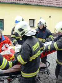 Vyprošťování dvou zasypaných lidí v Litoměřicích