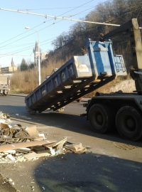 První kontejner z hromady v Proseticích pracovníci odpadové firmy naplnili za hodinu
