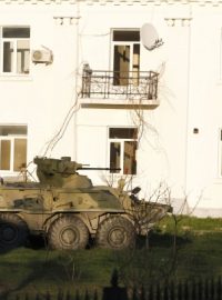 Krym, Belbek. Ukrajinskou vojenskou základnu dobyli Rusové
