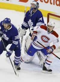 Útočník Tomáš Plekanec (v bílém) svou 18. trefou v sezoně rozhodl o výhře Montrealu nad Torontem