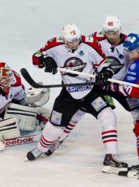 Čtvrtfinálová série mezi Lvem (v červeném) a Donbassem Doněck je vyrovnaná 2:2 na zápasy