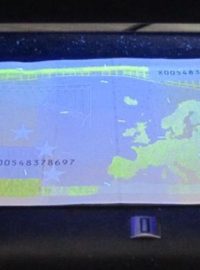 Padělaná dvouseteurovka byla vyrobená pravděpodobně v Bulharsku