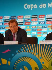 Generální tajemník FIFA Jérome Valcke (uprostřed) po setkání s brazilskými organizátory MS ve fotbale