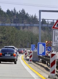 Doprava na dálnici D1 mezi Jihlavou a Větrným Jeníkovem byla 30. března svedena do jednoho pásu. Vozidla v něm jezdí ve dvou zúžených pruzích v obou směrech