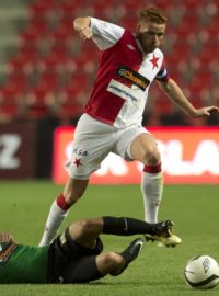 Luboš Loučka ( v zeleném) souboj s Marcelem Gecovem prohrál, ale Jablonci to nakonec nevadilo