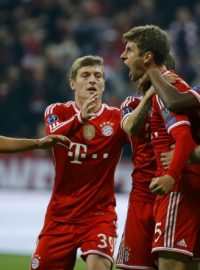 Thomas Müller slaví se svými spoluhráči svůj zásah do sítě United