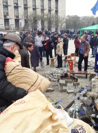 Proruští radikálové v Doněcku budují a posilňují další barikády kolem obrovského komplexu místní Rady.