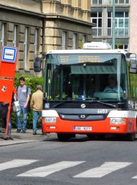 Autobusem denně míří do Suchdola na zemědělskou univerzitu 10 tisíc studentů