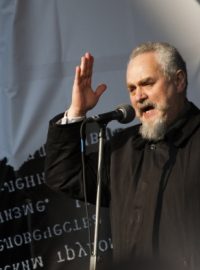 Ruský historik Andrej Zubov na demonstraci proti Putinem kontrolovaným médiím v Moskvě