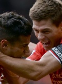 Steven Gerrard (vpravo) slaví se spoluhráčem Philippem Courtinhem gól do sítě Manchesteru City