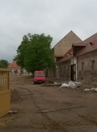 Rekonstrukce hřebčína v Kladrubech nad Labem je zhruba v pětině