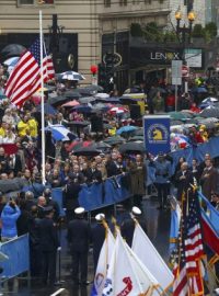 Lidé se v Bostonu sešli na místě cíle maratonu, aby uctili památku obětí a zraněných při loňském bombovém útoku. Od tragédie uplynul přesně rok
