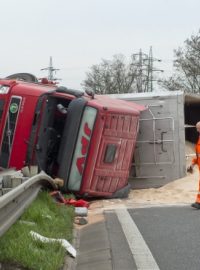 Převrácený kamion zablokoval silnici R10 na Mladoboleslavsku