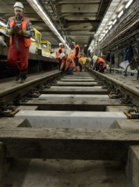 Pracovníci stavební firmy vyměňují pražce a výhybky v areálu stanice Dejvická