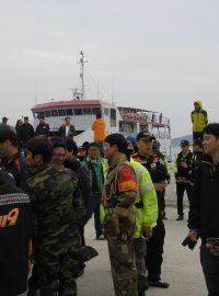 Atmosféra v přístavu je s přibývajícími dny od potopení trajektu Sewol stále tísnivější