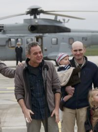 Zleva: Francouzský prezident François Hollande, Didier François, Edouard Elias, Nicolas Hénin s dětmi a Pierre Torres