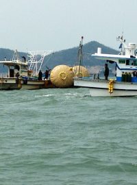 Záchranné práce na potopeném jihokorejském trajektu Sewol