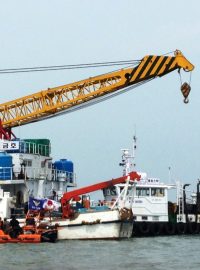 Záchranné práce na potopeném jihokorejském trajektu Sewol