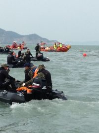 Záchranné práce na potopeném jihokorejském trajektu Sewol