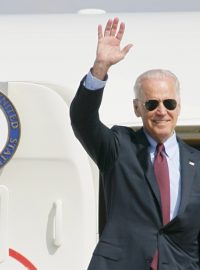 Americký viceprezident Joe Biden vystupuje na Ukrajině z letadla