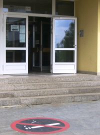 Na chodníku před českolipskou střední školou je namalovaný symbol zákazu kouření