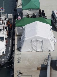 Ambulance odváží těla cestujících, kteří byli na potopeném trajektu Sewol