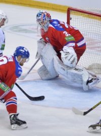 Hokejistům Lva Praha (v červeném) dělá ve finálové sérii KHL zejména první útok Magnitogorsku ve složení Mozjakin, Kovář a Zaripov