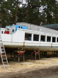 Parník Máj na břehu před zahájením oprav