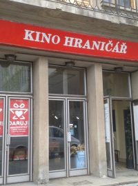 Vchod do budovy bývalého kina Hraničář v Ústí nad Labem, kde chce sídlit Činoherák