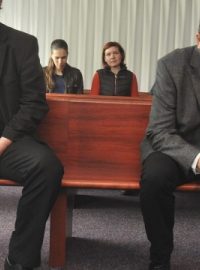 Okresní soud v Ostravě projednával 29. dubna případ dvou úředníků obvodu Ostrava Jih Radima Dostála (vlevo) a Bohuslava Zdráhaly (v popředí vpravo), kteří podle obžaloby za úplatek 150.000 korun ovlivnili výsledek výběrového řízení
