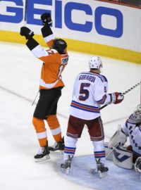 Útočník Philadelphie Wayne Simmonds oslavuje hattrick