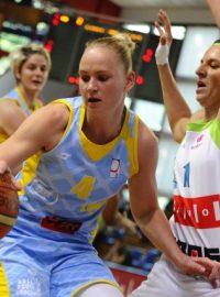 Michaela Stejskalová z USK (vlevo) a Ivana Jalčová z Brna ve druhém finále basketbalové ligy