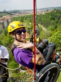 Součástí druhého ročníku festivalu Pojď dál bylo slaňování z Nuselského mostu na invalidním vozíku. Akce se zúčastnila i olympijská vítězka Eva Samková