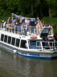 Výletní loď Morava s prvními letošními pasažéry na Baťově kanále