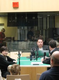 Stanice Vltava mění vysílací schéma. Při té příležitosti pozvala posluchače k živému vysílání do budovy Českého rozhlasu v Praze na Vinohradské. Hrála se také hudba a diskutovalo se o ní. U stolku sedí cembalistka Zuzana Růžičková