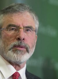 Gerry Adams po propuštění z vazby, v níž strávil čtyři dny. 4. 5. 2014