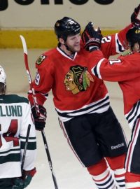 Hokejisté Bryan Bickell a Marian Hossa (Chicago) se radují z gólu do sítě Minnesoty