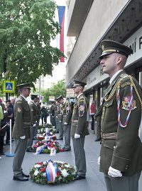 Pietní akt před budovou Českého rozhlasu