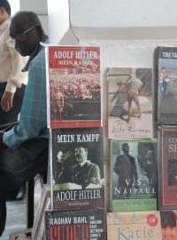 Indie, Dillí. Kniha Adolfa Hitlera Mein Kampf mezi prodávanými tituly u stánku na náměstí Cannought Place