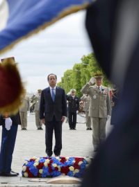 Francouzský prezident Francois Hollande na oslavách konce války v Paříži