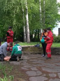 Mladí zdravotníci museli v terénu prokázat teoretické znalosti poskytování první pomoci