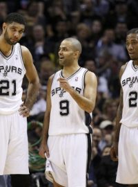 Před svým nedobrovolným odchodem z palubovky měl Tony Parker (uprostřed) ještě dobrou náladu