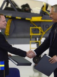 Zástupci českého a švédského ministerstva obrany Bohuslav Dvořák (vpravo) a Ulf Hammarström podepsali na letecké základně v Čáslavi dodatek ke smlouvě, kterým se prodlouží pronájem letounů Jas-39 Gripen