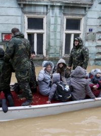 Záplavy v Bosně a Srbsku. Evakuace obyvatel v obci Obrenovac