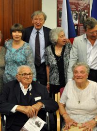 Nicholas Winton oslavil narozeniny se svými potomky i některými ze zachráněných