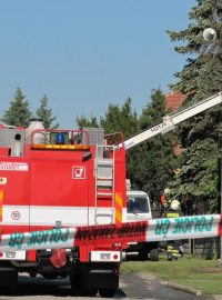 Policisté okolí místa výbuchu uzavřeli